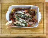 Homards bleus préparés dans un plat blanc, prêts pour une recette savoureuse.