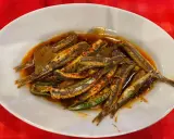 Piatto di alici marinate, un classico dei piatti tipici calabresi pesce, condite con olio, peperoncino e aromi.