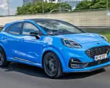 Niebieski Ford Puma ST w ruchu. Sprawdź atrakcyjną ford puma cena i wybierz swój wymarzony model.