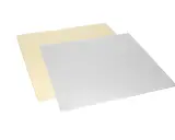 Zwei rechteckige, glänzende Platten liegen übereinander. Eine ist goldfarben, die andere silbern. Sie sind keine transparenten Kunststoffplatten, sondern Metall.