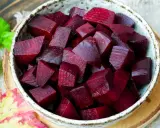 Schüssel mit gewürfelten, gekochten Rote Bete. Die tiefroten Stücke sind bereit für einen herzhaften Salat oder als Beilage.