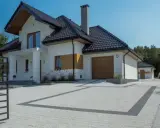 Podjazd z kostki granitowej: Jak wybrać i ile to kosztuje?