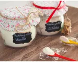 Zwei Gläser mit selbstgemachtem Puddingpulver (Vanille & Schoko) auf einem Holztisch, bereit für köstliche Desserts.