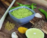 Frische Zutaten für **Currypaste selber machen**: grüne Chilis, Zitronengras, Knoblauch, Koriandersamen, Kurkuma, Kreuzkümmel und Limette.