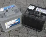 Dwa akumulatory samochodowe, nowy i stary. Zastanawiasz się, co ile wymieniać akumulator? Zwykle co 3-5 lat.