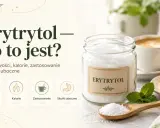 Słoik erytrytolu, łyżka z kryształkami, kawa i sernik z owocami.