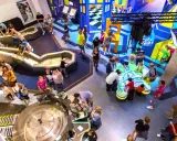 Un día divertido en Ámsterdam con niños, explorando exhibiciones interactivas y aprendiendo sobre el agua.
