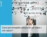 Kobieta zmagająca się z matematycznym kompleksem. W jej głowie mnożą się wzory, symbolizując trudności w zrozumieniu.