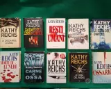 I libri di Kathy Reichs in ordine cronologico, una collezione di thriller con titoli come "La cacciatrice di ossa" e "Le ossa del ragno".