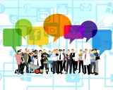 Gruppo di professionisti sotto nuvole di dialogo colorate, con icone social. Attenzione alla recensione diffamatoria online.
