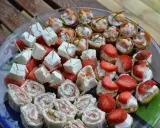 Enkla snittar till många: laxrullar, fetaost med vattenmelon, jordgubbar med grädde och räknyheter. Perfekt för festen!