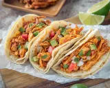 Drei saftige Hähnchen-Tacos mit Avocado, Tomaten und Koriander. Ein einfaches Tacos Rezept für den perfekten Genuss.