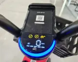 Panel sterowania hulajnogi z wyświetlaczem i ikoną NFC. Szybkie odblokowanie pojazdu dzięki technologii NFC w rowerze.
