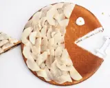 Gâteau en forme de poisson pour enfant, décoré de fines tranches de poire. Une part a été retirée, comme si le poisson mangeait.