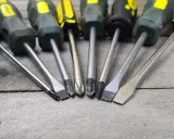 Ensemble de tournevis, incluant différents types de tournevis, prêts pour tout projet de bricolage.
