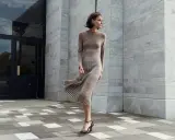 Mujer con vestido de punto elegante, ideal para aprender como hacer un vestido de punto para mujer.
