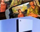 La consola play 6 muestra a Joel y Ellie en una pantalla, listos para la aventura.