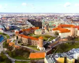 Wawel w Krakowie, idealne miejsce na romantyczny spacer. Widok na zamek i miasto.
