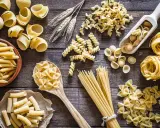 Vielfalt an Nudelsorten, die Lust aufs Nudeln selber machen machen. Von Penne bis Farfalle, alles für ein perfektes Pastagericht.
