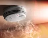 Détecteur de fumée en action, signalant un danger. L'installation de ce détecteur est une obligation pour votre sécurité.