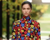 Modelo con estampado floral vibrante, como una loli bahía de flores.