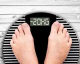 Pieds sur une balance affichant -20kg. Un résultat impressionnant obtenu en jeunant.