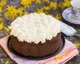 Gâteau au chocolat garni d'une chantilly aérienne, préparée avec de la gélatine en feuille pour une texture parfaite.