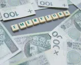 Polskie banknoty 100 zł i kafelki z napisem "EMERYTURA".