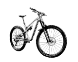 Srebrny rower górski z pełnym zawieszeniem, z oponami Michelin Wild Enduro i obręczami DT Swiss M1700. To przykład marki rowerowe premium.