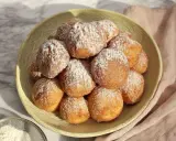 Stosik pysznych, puszystych pączków posypanych cukrem pudrem. Idealne na tłusty czwartek, te fit pączki wyglądają apetycznie.