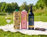 En picknick i solen med vitt vin, rosé i kartong och en flaska rött. Perfekt för en härlig glou glou-stund.