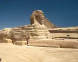 Die Große Sphinx von Gizeh, ein steinernes Rätsel. Warum hat die Sphinx keine Nase? Vielleicht hat sie sie im Sand verloren, als sie über Jahrtausende auf die Pyramiden blickte.