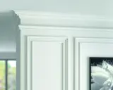 Elegancka sztukateria zdobi wnętrze, tworząc subtelne ramowanie ścian i sufitu.