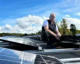 Man kontrollerar solceller på taket. Hoppas det inte är en solceller bluff och att installationen fungerar som den ska.