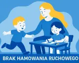 Chłopiec z radością biega, podczas gdy siostra rysuje przy stole. To pokazuje, że dziecko nie może usiedzieć w miejscu, pełne energii do zabawy.