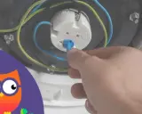 Main tenant ajuste le thermostat du chauffe-eau.
