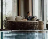 Relaks na wiklinowej sofie przy basenie. Idealne miejsce na **długi weekend w sierpniu**.