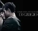 Christian e Anastasia si baciano appassionatamente. Il titolo del film "Cinquanta sfumature di grigio 3" è visibile.