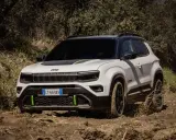 Un nuovo modello Jeep affronta un percorso fangoso, mostrando la sua tenacia.