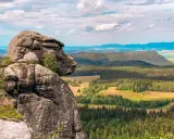 Skalny labirynt Szczeliniec Wielki z bliska i rozległa panorama Gór Stołowych.