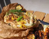 En saftig fisk i foliepaket med citron, sparris och dill. Serveras med grillade rotfrukter.