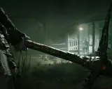 Mroczna postać trzyma zakrwawiony topór. W tle siedzi mężczyzna w kapeluszu. Czy Twój sprzęt sprosta wymaganiom Outlast 2?