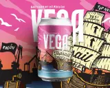 En burk från Vega Bryggeri med motiv av ett segelfartyg och hamninspirerad design.