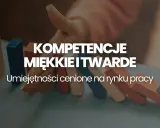 Ręka układa klocki, symbolizując budowanie kompetencji miękkich i twardych. Umiejętności cenione na rynku pracy.