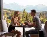 Para spędza romantyczny poranek przy śniadaniu z widokiem na góry. Czy to początek ich zaręczyn w górach?