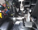 Panel bezpieczników Iveco Daily. Opis bezpieczników i ich lokalizacja pod deską rozdzielczą, obok kolumny kierownicy.