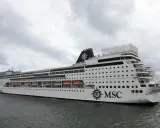 La MSC Sinfonia, con la sua impressionante lunghezza, solca le acque grigie sotto un cielo nuvoloso.