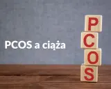 Drewniane klocki z literami P, C, O, S tworzą napis PCOS. Obok tekst "PCOS a ciąża".