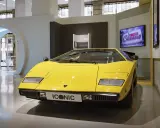 Gelber Lamborghini Countach LP400, ein ikonisches Meisterwerk der Automobilgeschichte, steht im Rampenlicht.