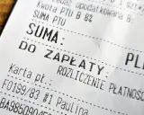Fragment paragonu z napisem "SUMA: DO ZAPŁATY". Widoczna kwota do zapłaty i dane karty płatniczej. Faktura do paragonu.
